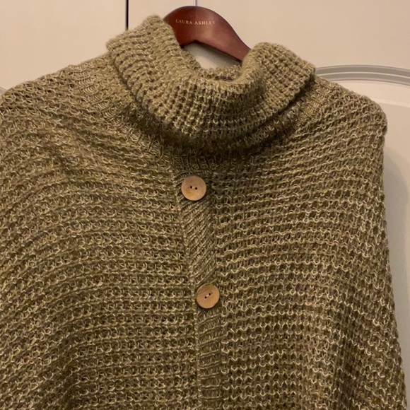 Green Sweater Poncho - Picture 3 of 6